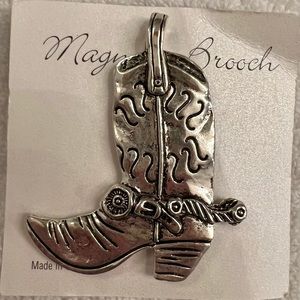 Magnetic Brooch silver boot.